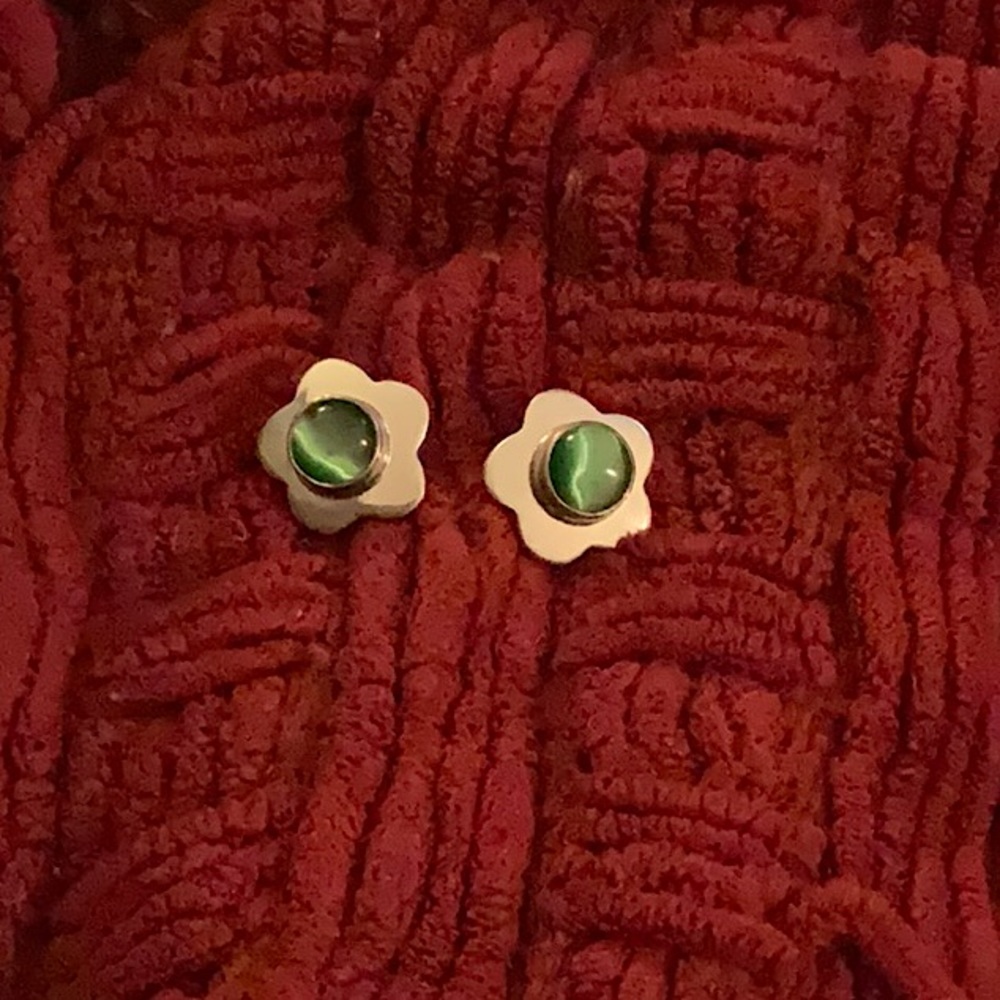 925 Silver flower style with green stone in middle Earrings